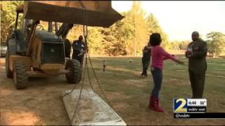 Cemetery director opens vault of man whom family says is not buried in right spot  WSBTV [upl. by Fezoj448]